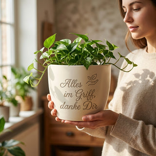 Personalisierter Blumentopf mit Gravur — Geschenk Sachbearbeiterin Abschied — im Wohnambiente