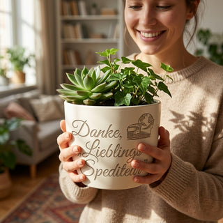 Personalisierter Blumentopf mit Gravur — Danke-Geschenk für Spediteure — im Wohnambiente