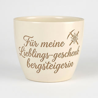 Personalisierter Blumentopf mit Gravur — Geschenk Bergsteigerin Abschied — Detailansicht der Lasergravur