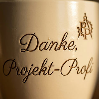 Personalisierter Blumentopf mit Gravur — Geschenk Projektmanagerin Abschied Dankeschön — Detailaufnahme