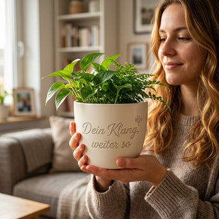 Personalisierter Blumentopf mit Gravur — Geschenk Hobbymusiker Motivation — im Wohnambiente