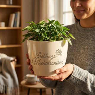 Personalisierter Blumentopf mit Gravur — Geschenk Mechatroniker — im Wohnambiente