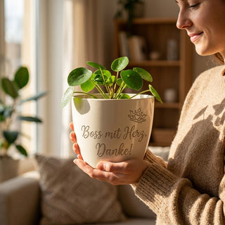 Personalisierter Blumentopf — Geschenk Chef Abschied Danke Gravur — im Wohnambiente