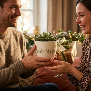Personalisierter Blumentopf mit Gravur — Geschenk Soldatin zur Versetzung — als persoenliche Geschenk-Uebergabe