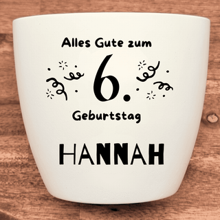Personalisierter Blumentopf mit Gravur 'Alles Gute zum 6. Geburtstag' und Name 'Hannah' auf hellem Hintergrund. Perfektes Geschenk zur Geburt oder zum 6. Geburtstag, ideal für Pflanzenliebhaber.