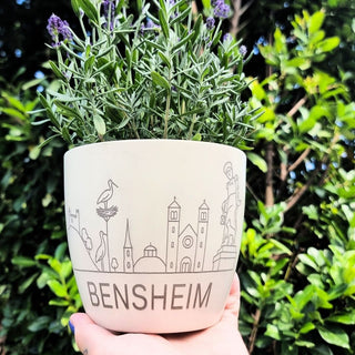 Beiger Bensheim-Topf mit Bensheim-Skyline von Natur Macher, bepflanzt mit Lavendel.