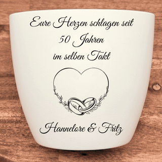 Personalisierter Blumentopf mit Gravur für die goldene Hochzeit, verziert mit Eheringen, Herzmotiv und individuellen Namen.