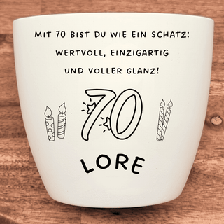 Personalisierter Blumentopf mit Gravur '70 Jahre' und Name 'Lore', dekoriert mit Kerzen und Spruch. Perfektes Geschenk zum 70. Geburtstag.