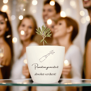 Personalisierter Blumentopf mit Gravur 'Promotion gemeistert' und 'absolut verdient!' in elegantem Design. Perfektes Geschenk zur erfolgreichen Promotion, ideal für Dekoration in Haus und Garten.