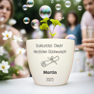 Personalisierter Blumentopf mit Gravur 'Doktortitel: Check' und Namen, ideal als Geschenk zur Promotion. Nachhaltiges Dekor mit Pflanze.