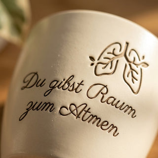 Personalisierter Blumentopf mit Gravur — Geschenk Psychiaterin Abschied — Detailaufnahme