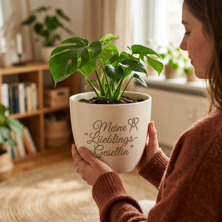 Personalisierter Blumentopf mit Gravur — Geschenk zur Gesellenprüfung Gesellin — im Wohnambiente