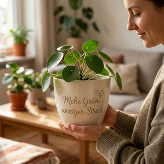 Personalisierter Blumentopf mit Gravur — Geschenk Polizeibeamter Stressabbau — im Wohnambiente