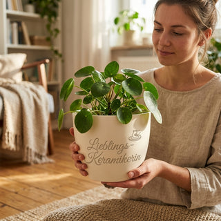 Personalisierter Blumentopf mit Gravur 'Lieblings-Keramikerin' — Geschenk für Keramikerinnen — im Wohnambiente