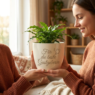 Persönliches Geschenk für die beste Gastgeberin – Gravur Blumentopf — im Wohnambiente