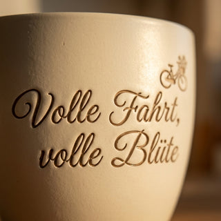 Personalisierter Blumentopf „Volle Fahrt, volle Blüte“ — Geschenk Skifahrerin — Detailaufnahme