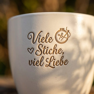 Personalisierter Blumentopf mit Gravur — Geschenk für Schneiderin und Näherin — Detailaufnahme