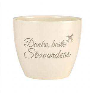 Personalisierter Blumentopf mit Gravur — Geschenk Stewardess zum Abschied — Detailansicht der Lasergravur