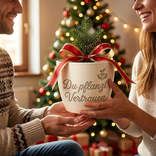 Personalisierter Blumentopf mit Gravur — Geschenk Familientherapeutin — als persoenliche Geschenk-Uebergabe