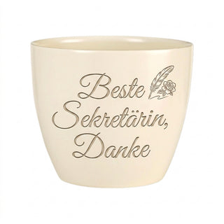 Personalisierter Blumentopf mit Gravur — Geschenk Sekretärin Danke Abschied — Detailansicht der Lasergravur
