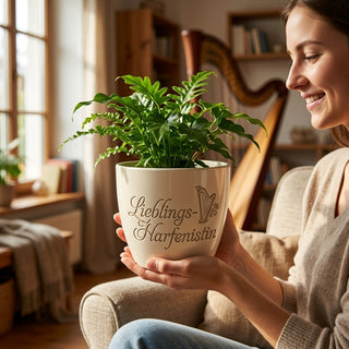 Personalisierter Blumentopf mit Gravur — Geschenk für Harfenistin — im Wohnambiente