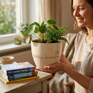 Personalisierter Blumentopf mit Gravur — Geschenk Reiseberaterin Abschied — im Wohnambiente