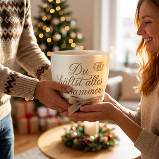 Personalisierter Blumentopf 'Du hältst alles zusammen' — Geschenk Schweißerin — als persoenliche Geschenk-Uebergabe