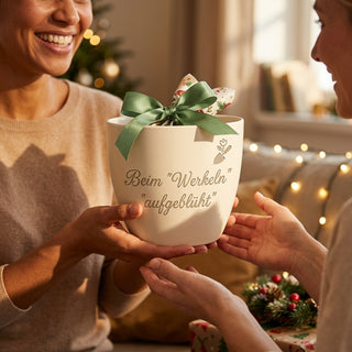 Personalisierter Blumentopf mit Gravur — Geschenk Heimwerkerin — als persoenliche Geschenk-Uebergabe