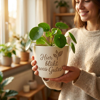 Personalisierter Blumentopf mit Gravur „Hier blüht was Gutes“ — Geschenk Tante — im Wohnambiente