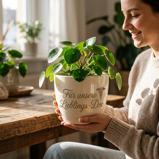 Personalisierter Blumentopf mit Gravur — Geschenk für Doktorandin Promotion — im Wohnambiente