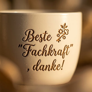 Personalisierter Blumentopf mit Gravur — Dankeschön Fachkraft Lagerlogistik — Detailaufnahme