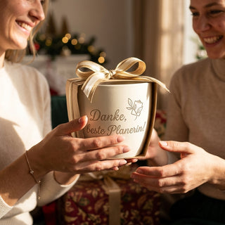 Persönliches Geschenk für Hochzeitsplanerinnen – Blumentopf mit Gravur — als persoenliche Geschenk-Uebergabe