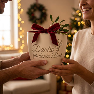 Personalisierter Blumentopf mit Gravur — Danke-Geschenk für Schlagzeuger — als persoenliche Geschenk-Uebergabe