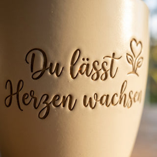 Blumentopf mit Gravur 'Du lässt Herzen wachsen' — Geschenk für Sozialarbeiterin — Detailaufnahme