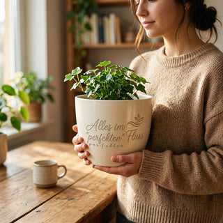 Personalisierter Blumentopf mit Gravur — Geschenk Logistikerin Abschied — im Wohnambiente
