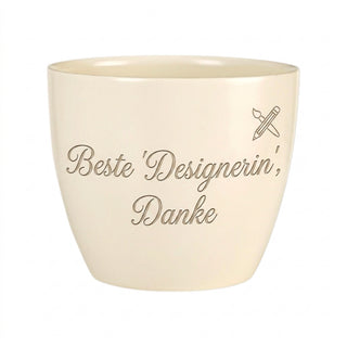 Personalisierter Blumentopf mit Gravur — Geschenk für Designerin Dankeschön — Detailansicht der Lasergravur