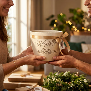 Personalisierter Blumentopf mit Gravur — Geschenk Schriftstellerin — als persoenliche Geschenk-Uebergabe