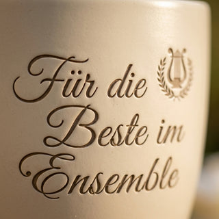 Personalisierter Blumentopf mit Gravur — Geschenk Schauspielerin Bühne — Detailaufnahme