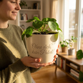 Personalisierter Blumentopf mit Gravur — Paketbote Geschenk Dankeschön — im Wohnambiente