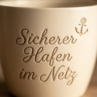 Personalisierter Blumentopf mit Gravur — Geschenk für Cyber Security — Detailaufnahme