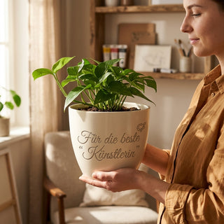 Personalisierter Blumentopf mit Gravur — Geschenk Künstlerin Geburtstag — im Wohnambiente