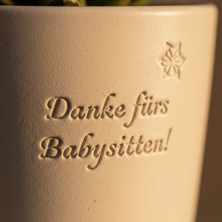 Personalisierter Blumentopf mit Gravur — Babysitter Geschenk zum Dankeschön — Detailaufnahme