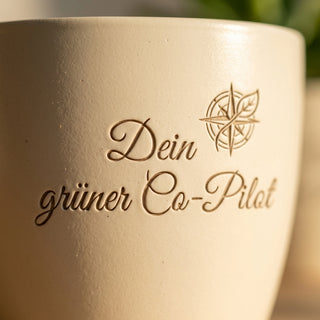 Personalisierter Blumentopf mit Gravur 'Dein grüner Co-Pilot' — Geschenk für Gamerin — Detailaufnahme