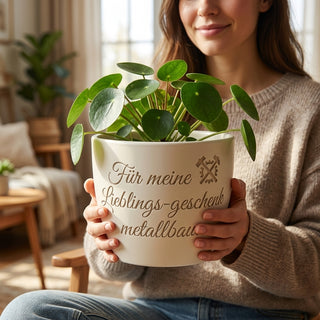 Einzigartiger Blumentopf mit Gravur – Das perfekte Geschenk für Metallbauer — im Wohnambiente