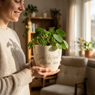 Personalisierter Blumentopf mit Gravur — Geschenk Logopädin Abschied — im Wohnambiente