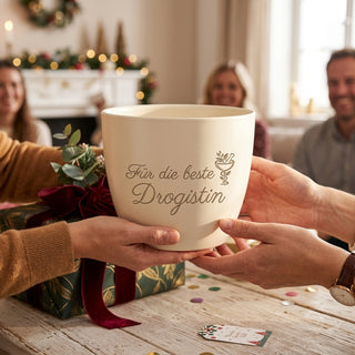 Personalisierter Blumentopf mit Gravur — Geschenk Drogistin Abschied — als persoenliche Geschenk-Uebergabe