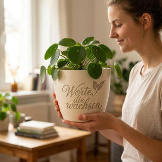 Personalisierter Blumentopf mit Gravur — Geschenk Schriftstellerin — im Wohnambiente