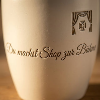 Persönliches Geschenk für Visual Merchandiser – Gravur: Du machst Shop zur Bühne — Detailaufnahme