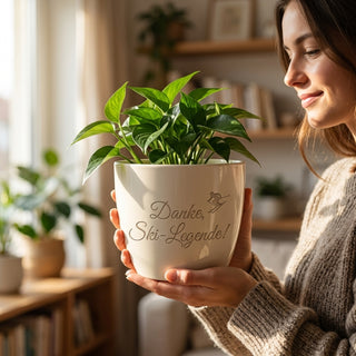 Personalisierter Blumentopf mit Gravur — Skilehrer Geschenk Danke & Abschied — im Wohnambiente
