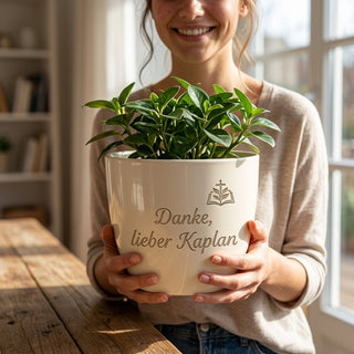 Personalisierter Blumentopf mit Gravur — Danke Geschenk Kaplan — im Wohnambiente